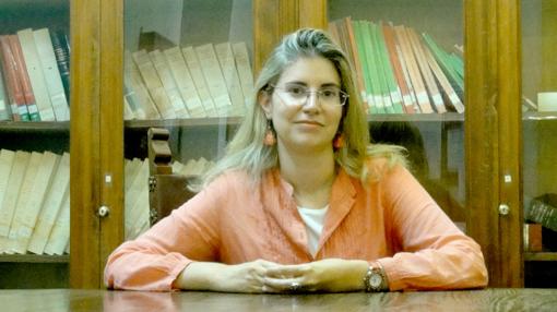 La profesora Ana Mancera posa en la biblioteca de la facultad