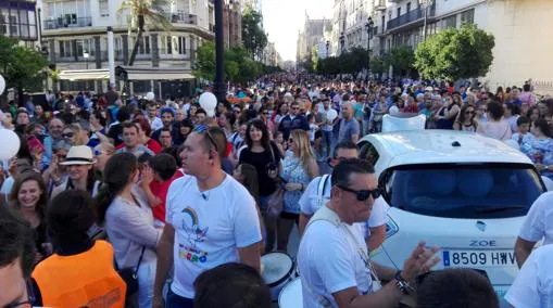 La gente espera en la avenida de la Constitución para saludar a Curro