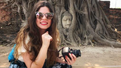 Claudia Campos en uno de sus viajes asiáticos, en Ayutthaya (Tailandia)
