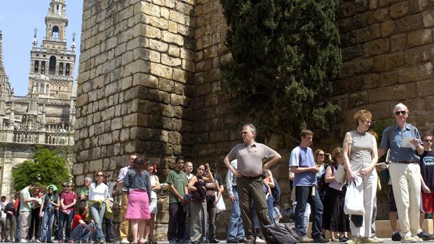 Cola de turistas ante la entrada del Alcázar