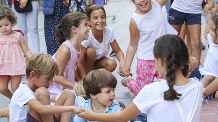 Varios niños en la calle Asunción