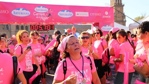 Grupos de participantes lograron llegar a la línea de meta en la Plaza de España