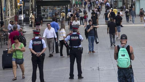 Dos agentes controlan el tráfico tras los atentados