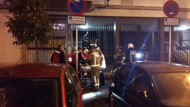 Los servicios sanitarios trasladando a la víctima