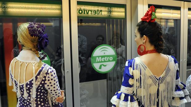 Dos usuarias esperan la llegada del vehículo durante la Feria