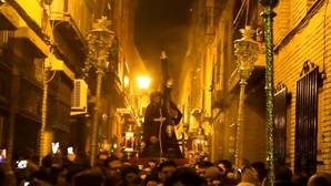 Triana, la fe aut&eacute;ntica que acompa&ntilde;a al Cristo de las Tres Ca&iacute;das