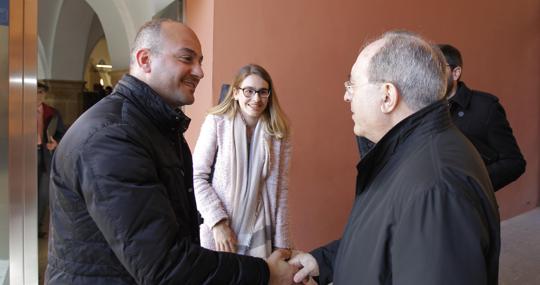 El padre Salar Kajo saluda a monseñor Asenjo en el Palacio Arzobispal