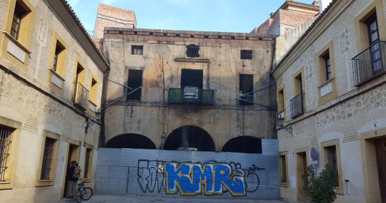 Parte trasera de la Casa de la Moneda, aun con andamios desde que en 2011 fueron paralizadas sus obras por parte de la Comisión de Patrimonio de la Junta