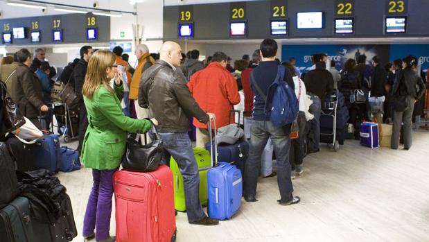 Pasajeros ante las ventanillas de facturación de San Pablo