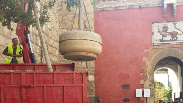Instalación de los grandes maceteros ante las colas de turistas