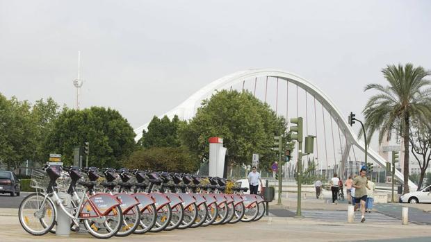 Estacionamiento de bicicletas de Sevici junto al puente de la Barqueta