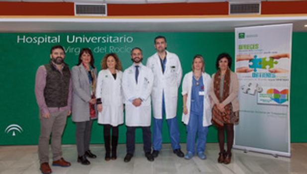 Juan José Egea, en el centro, con el equipo de coordinación de trasplantes del hospital Virgen del Rocío
