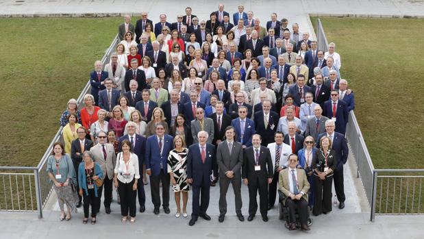 Foto de familia de la promoción de Derecho 1973-1978