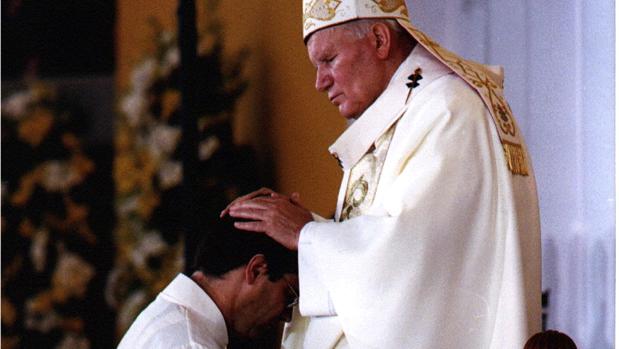 El Papa impone sus panos sobre la cabeza de José Manuel Martínez Santana