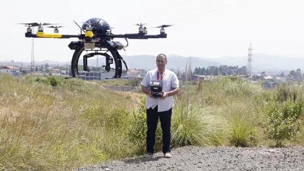 Un profesional de los drones, manejando uno de ellos