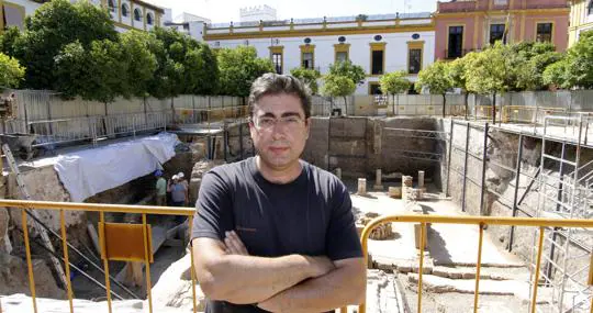 Miguel Ángel Tabales, en las excavaciones del Patio de Banderas