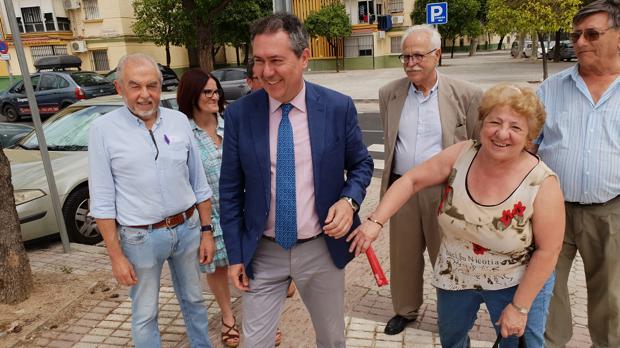 El alcalde, Juan Espadas, con vecinos del Tiro de Línea