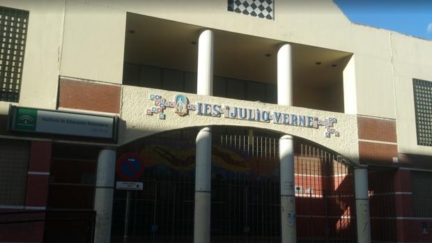 El instituto Julio Verne en Pino Montano, cerca del que se ha producido la agresión