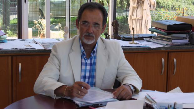 Antonio Manuel Paz, en su despacho con la prolija documentación de su caso