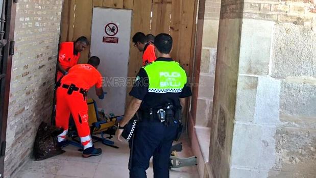 Miembros del 061 y Policía Local en el lugar de los hechos