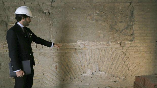El arquitecto muestra el arco aparecido en el edificio de la Encarnación