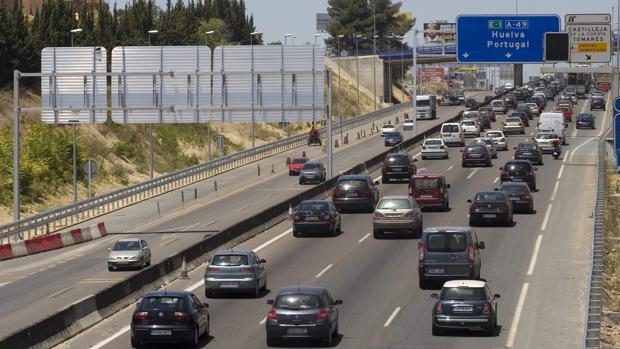 Retenciones en la A-49 dirección Huelva (Foto de archivo)