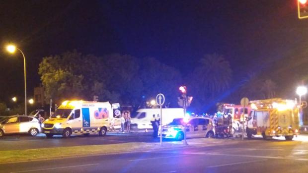 Los bomberos han tenido que rescatar a una persona implicada en el accidente