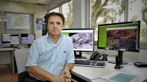 Juan de Dios del Pino, jefe de Predicción de la Agencia Estatal de Meteorología en Sevilla