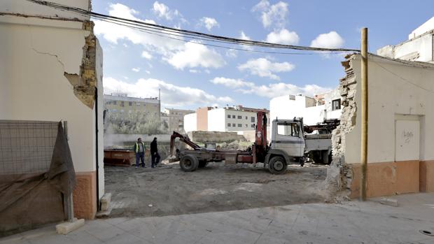 Solar del antiguo cine de verano de la calle Alfarería, en Triana, donde se ha iniciado la construcción de viviendas