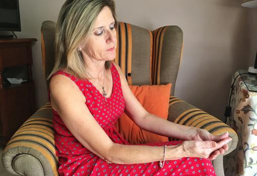 Encarni M. G., enferma de fibromialgia, explicando sus síntomas