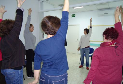 Enfermas de fibromialgia realizando ejercicios físicos