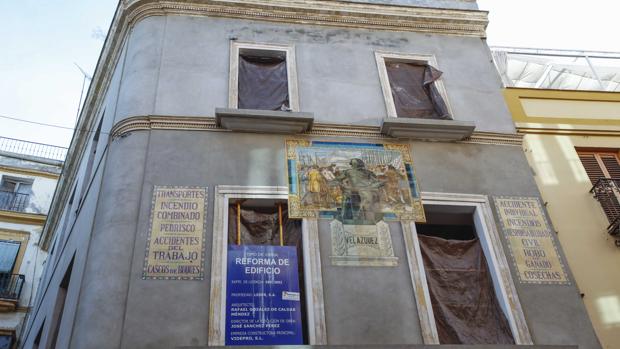 Edificio ubicado en el número 9 de la calle Sierpes, junto a la confitería La Campana