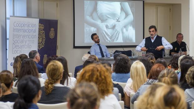 El psicoterapeuta Jesús Herrera ayer durante su conferencia