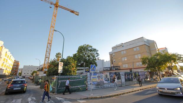Solar donde se construirá un edificio de apartamentos turísticos, junto al hospital Virgen del Rocío