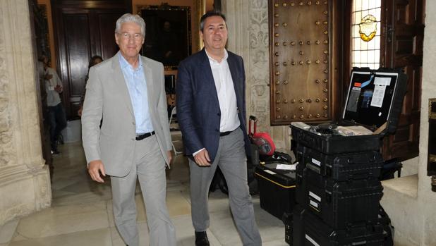 El actor Richard Gere, acompañado del alcalde Juan Espadas en el Ayuntamiento de Sevilla