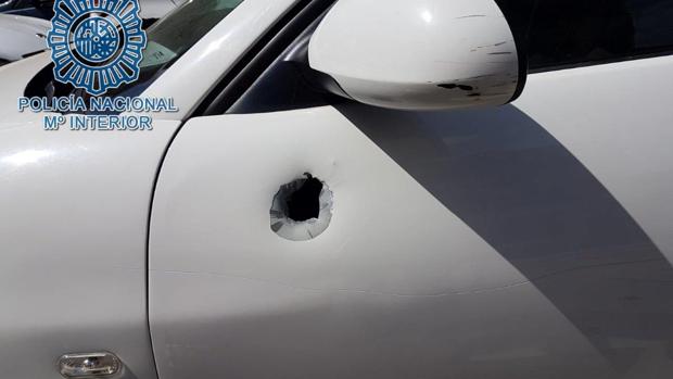 Así quedó una de las puertas del vehículo de la víctima que la reyerta