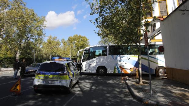 El autobús ha quedado atrapado en una zanja