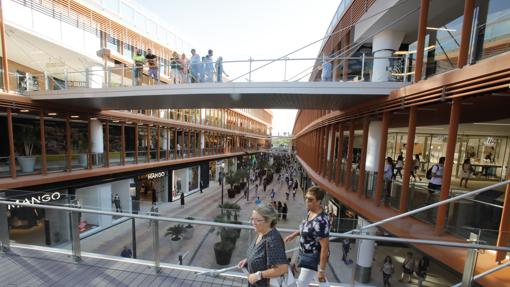 Centro comercial Torre Sevilla, propiedad de Caixabank
