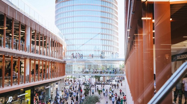 Centro comercial Torre Sevilla, en la isla de la Cartuja