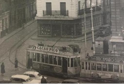 Juguetería Cuevas, en los tiempos en los que el tranvía pasaba por su puerta