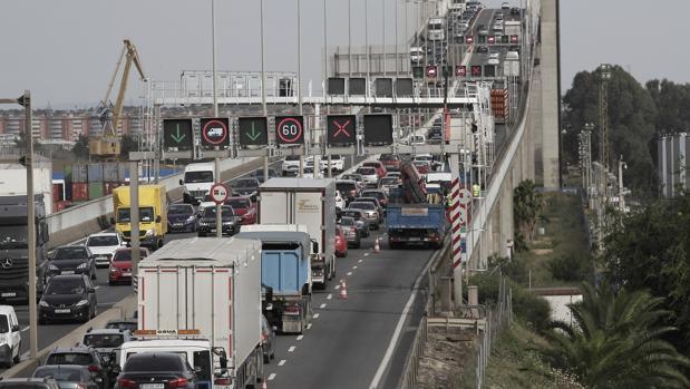 Tráfico pesado en el puente del Centenario