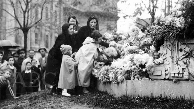 Mujeres y sus pequeñas en la ofrenda floral a la Inmaculada