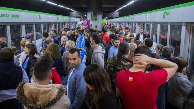 La estación de la Puerta de Jerez repleta de viajeros del metro de Sevilla