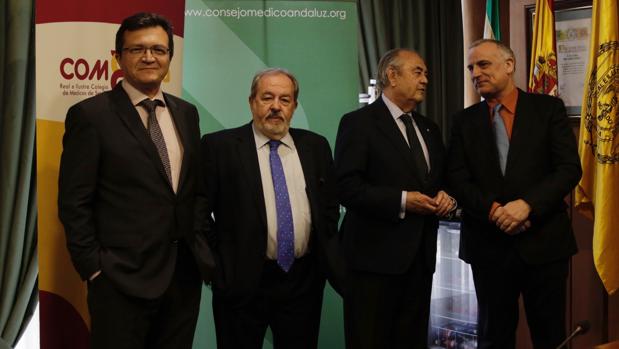 Carmona, en el centro, con responsables del colegio y del sindicato médicos
