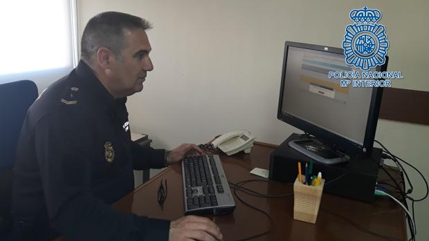 Uno de los agentes de Policía que ha diseñado el sistema es el responsable de impartir la formación