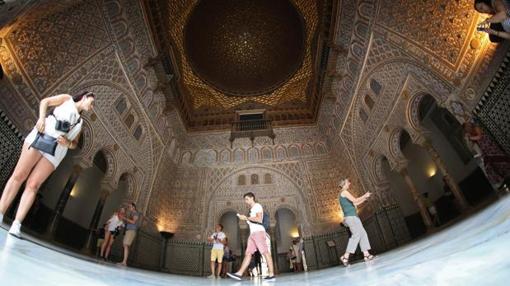 Turistas en el Alcázar de Sevilla