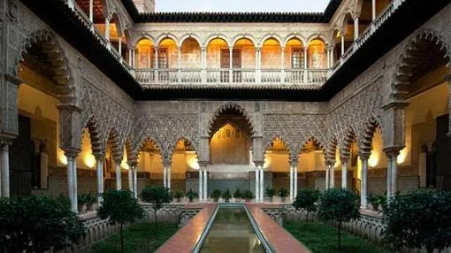 El Real Alcázar de Sevilla se llena de magia por la noche