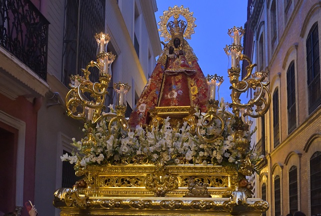 La Hermandad de Guadalupe cede su paso procesional a la Hermandad de la Corona por su 25º aniversario La Hermandad de Guadalupe cede su paso procesional a la Hermandad de la Corona por su 25º aniversario